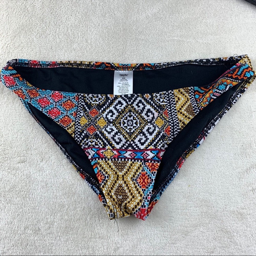 Cheeky bikini bottoms